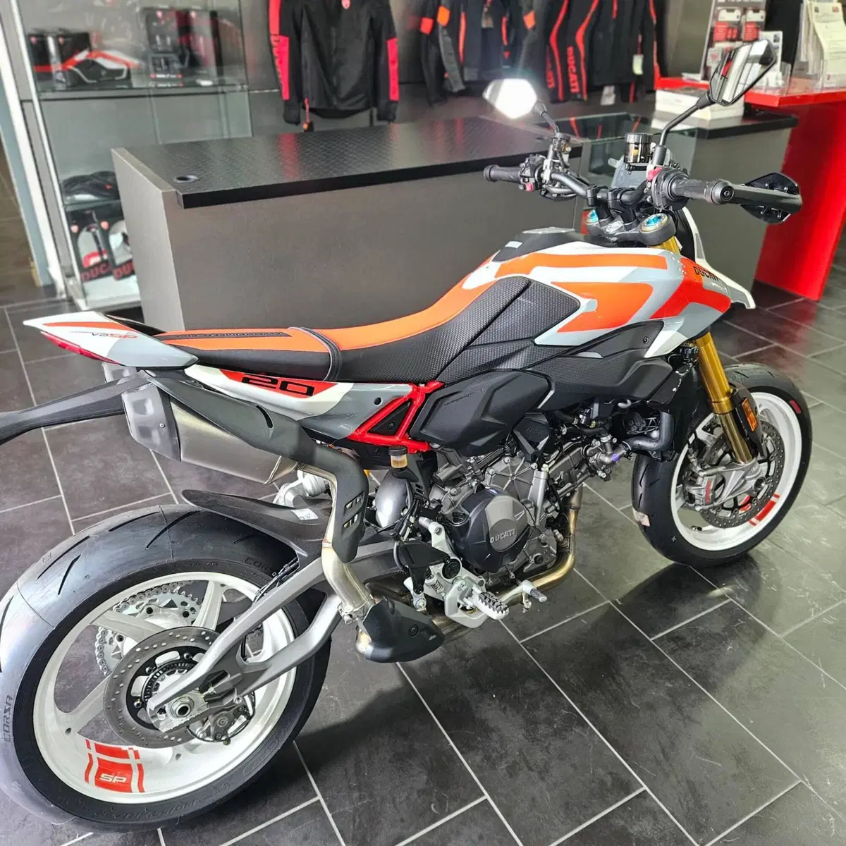 Ducati Hypermotard V2 SP (2026) (10)