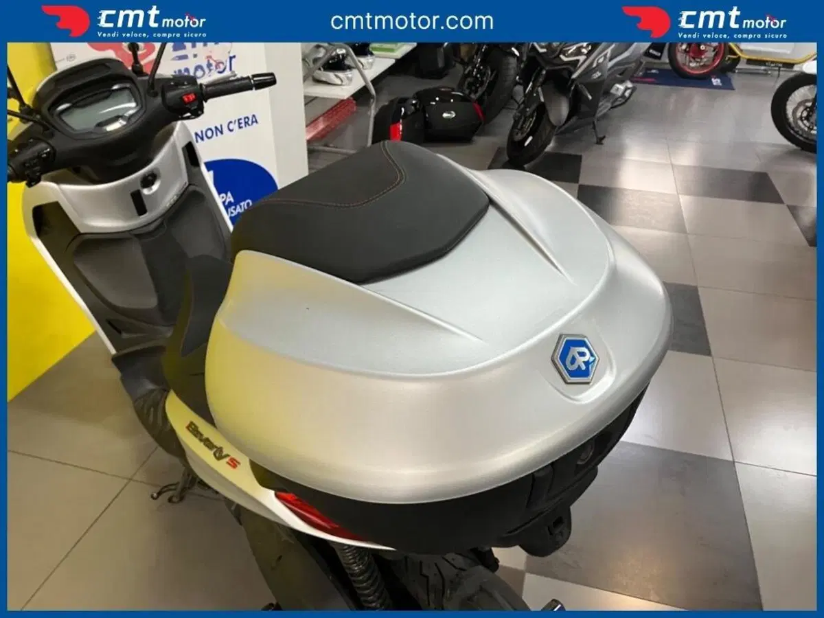 Piaggio Beverly 300 S (2021) (8)