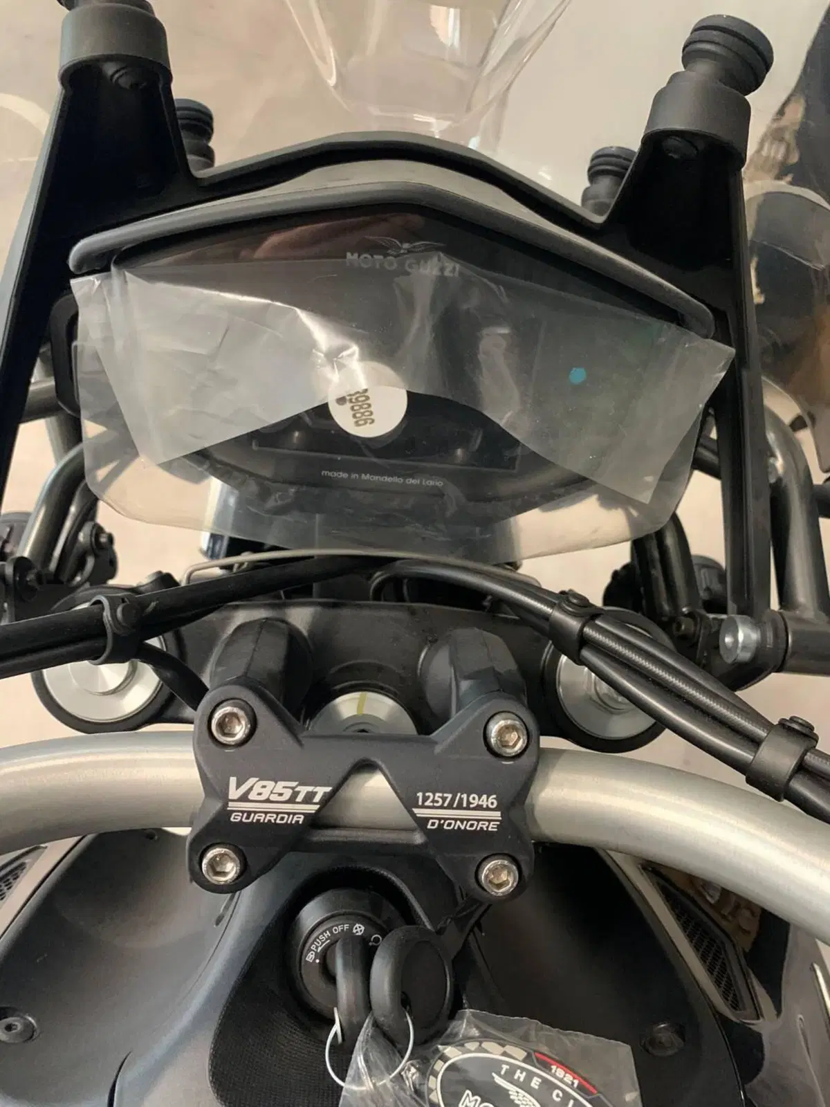 Moto Guzzi V85 TT Guardia d'Onore (2022 - 23) (4)