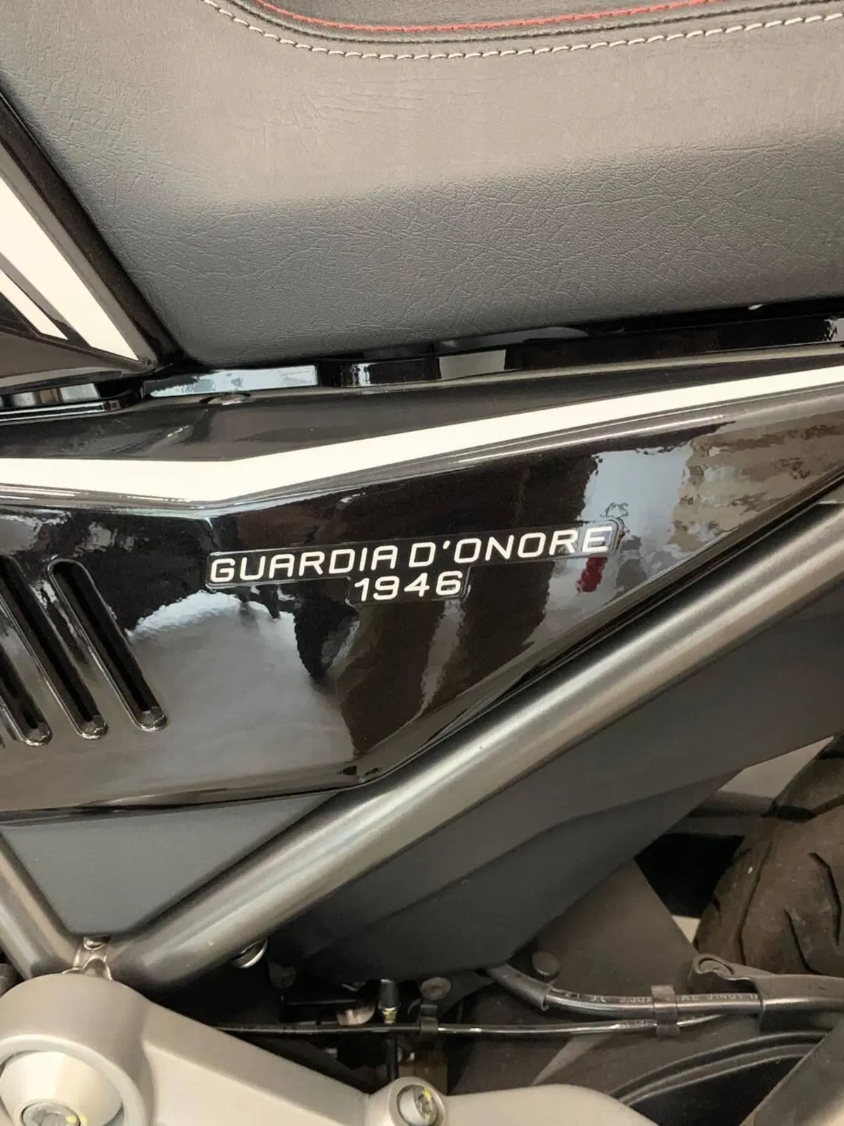 Moto Guzzi V85 TT Guardia d'Onore (2022 - 23) (5)