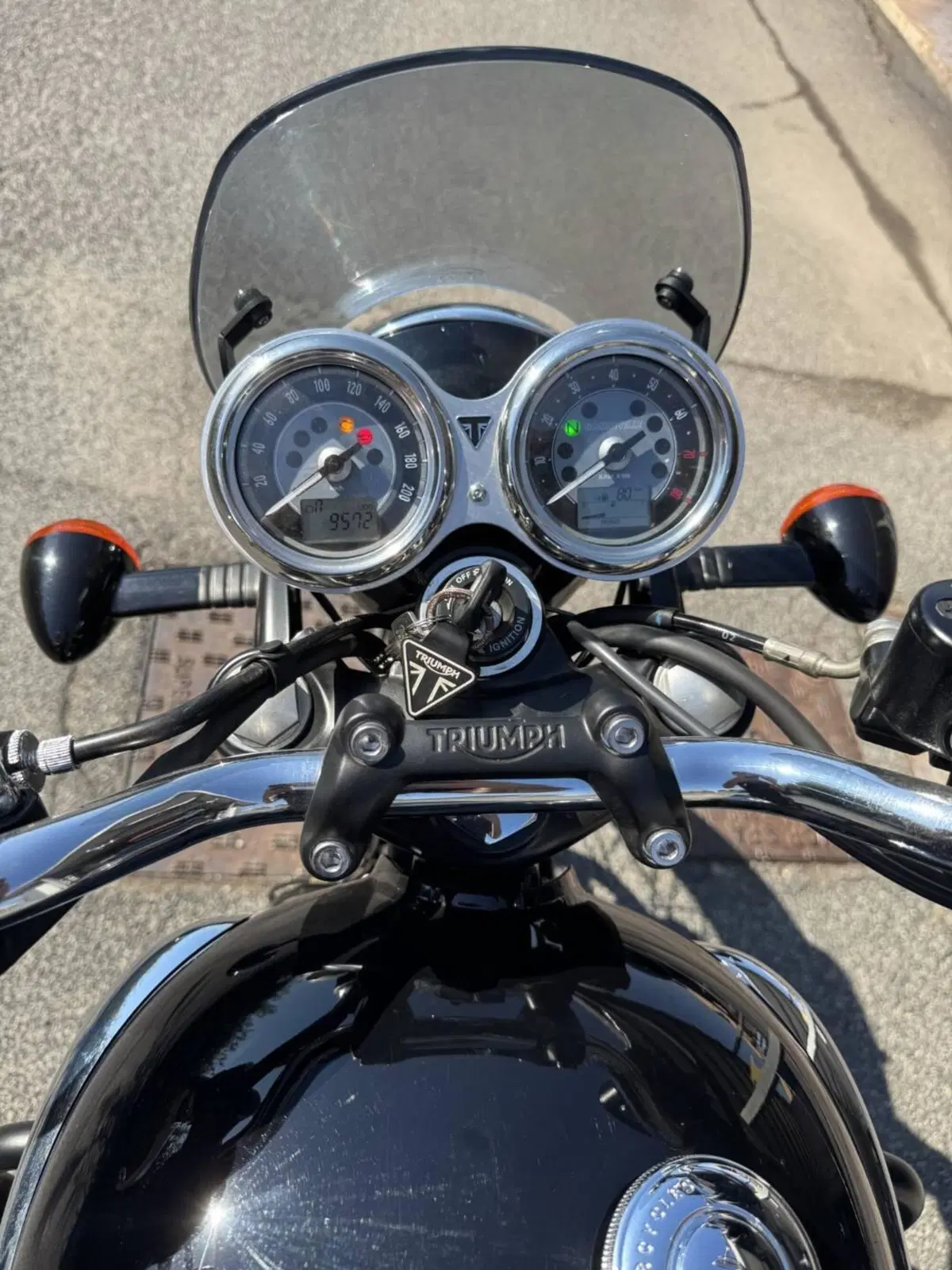 Triumph Bonneville T100 (2021 - 25) (3)