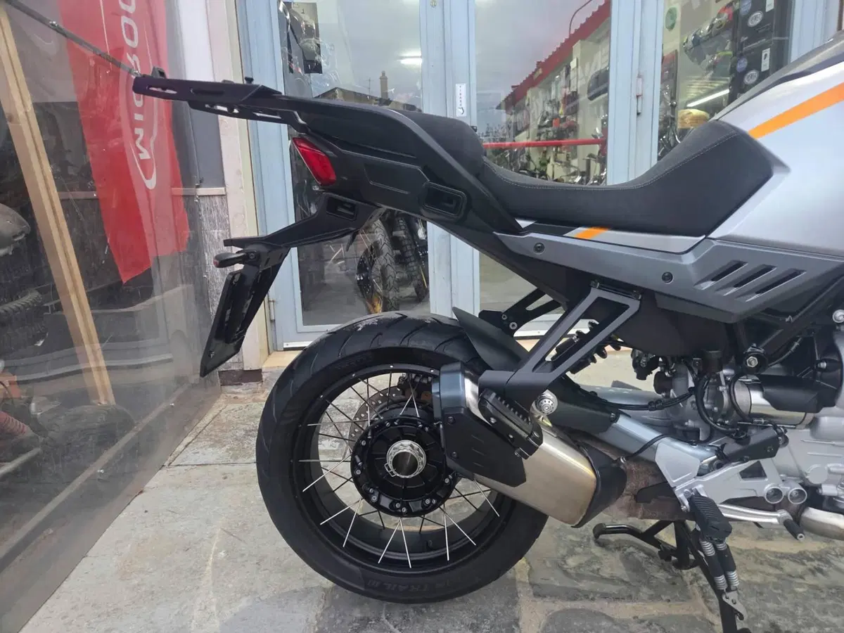Moto Guzzi Stelvio (2024 - 26) (9)