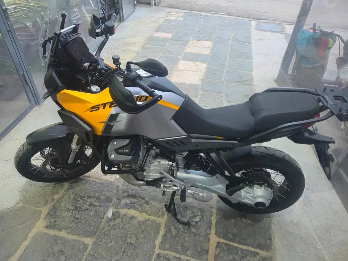Moto Guzzi Stelvio (2024 - 26) (5)