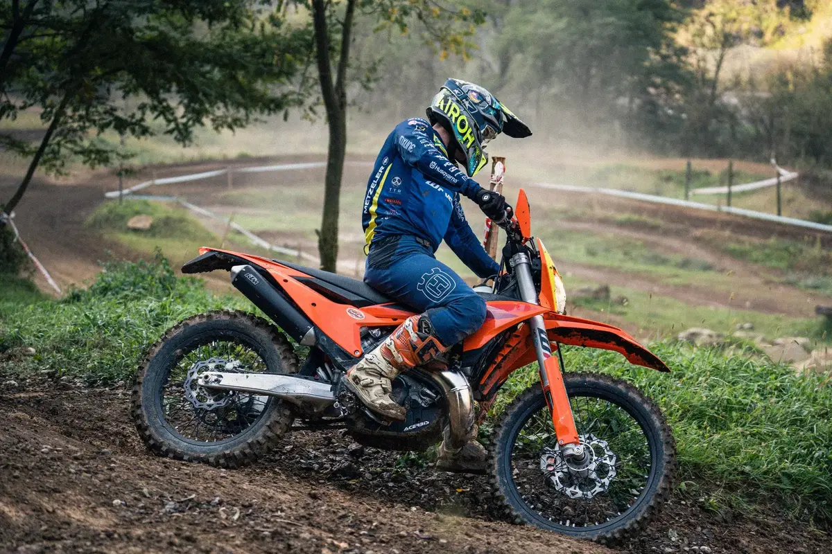 Oltre 100 prove in pista per il test ride off road KTM ed Husqvarna 2027 organizzato da NSA Motors