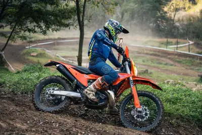 Oltre 100 prove in pista per il test ride off road KTM ed Husqvarna 2027 organizzato da NSA Motors