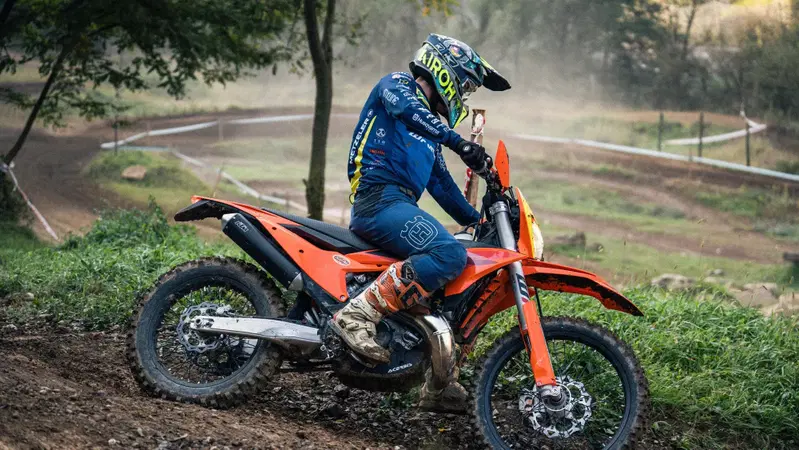 Oltre 100 prove in pista per il test ride off road KTM ed Husqvarna 2027 organizzato da NSA Motors
