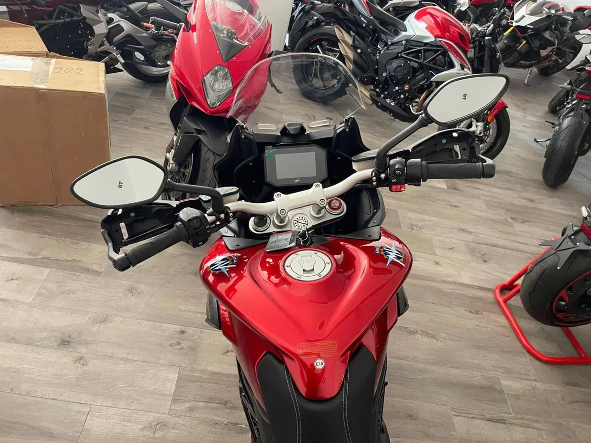 MV Agusta Turismo Veloce 800 Lusso SCS (2021 - 26) (11)