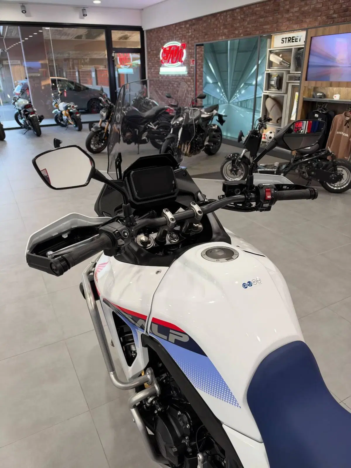 Honda Transalp XL750 (2025) (9)