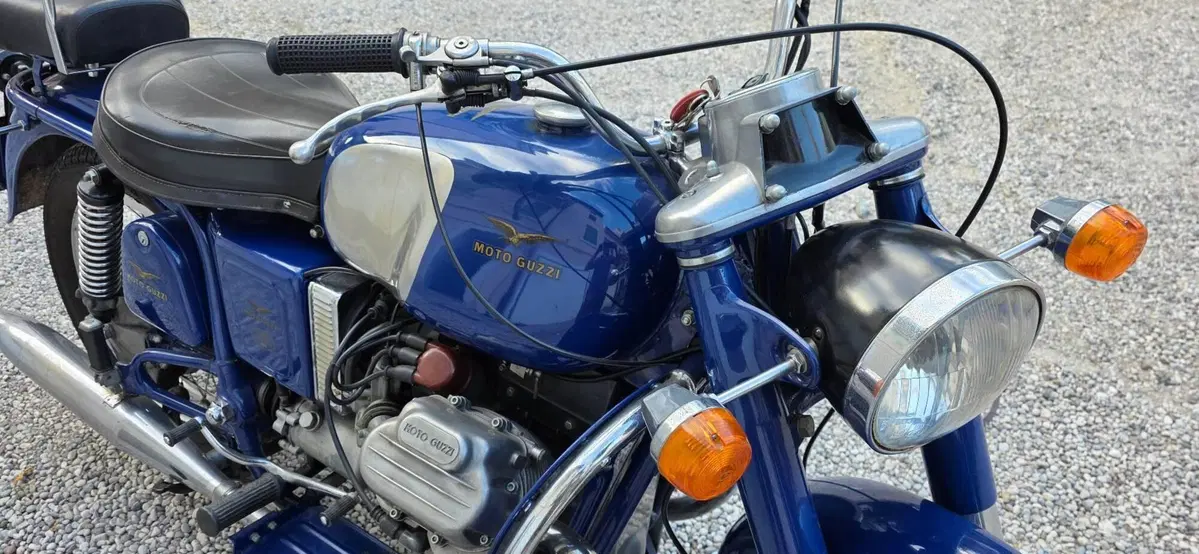 Moto Guzzi V7 700  (3)