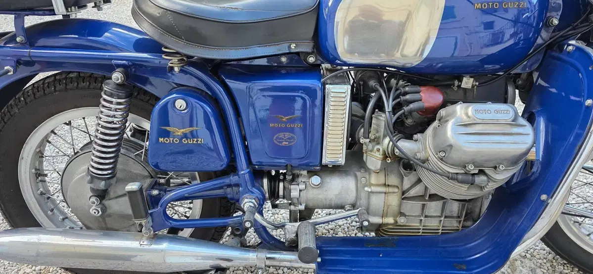 Moto Guzzi V7 700  (4)