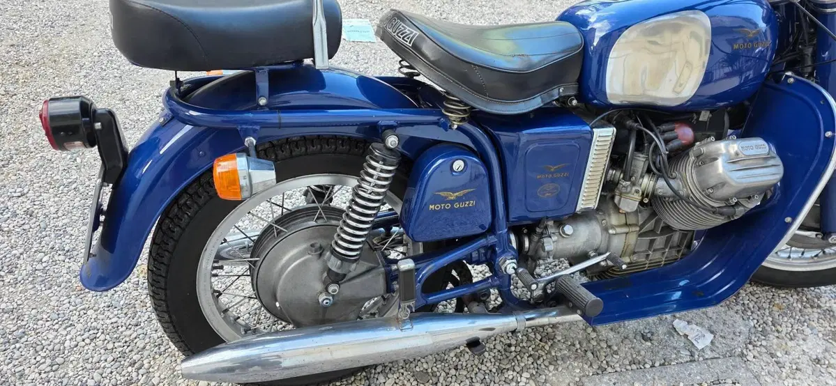 Moto Guzzi V7 700  (5)