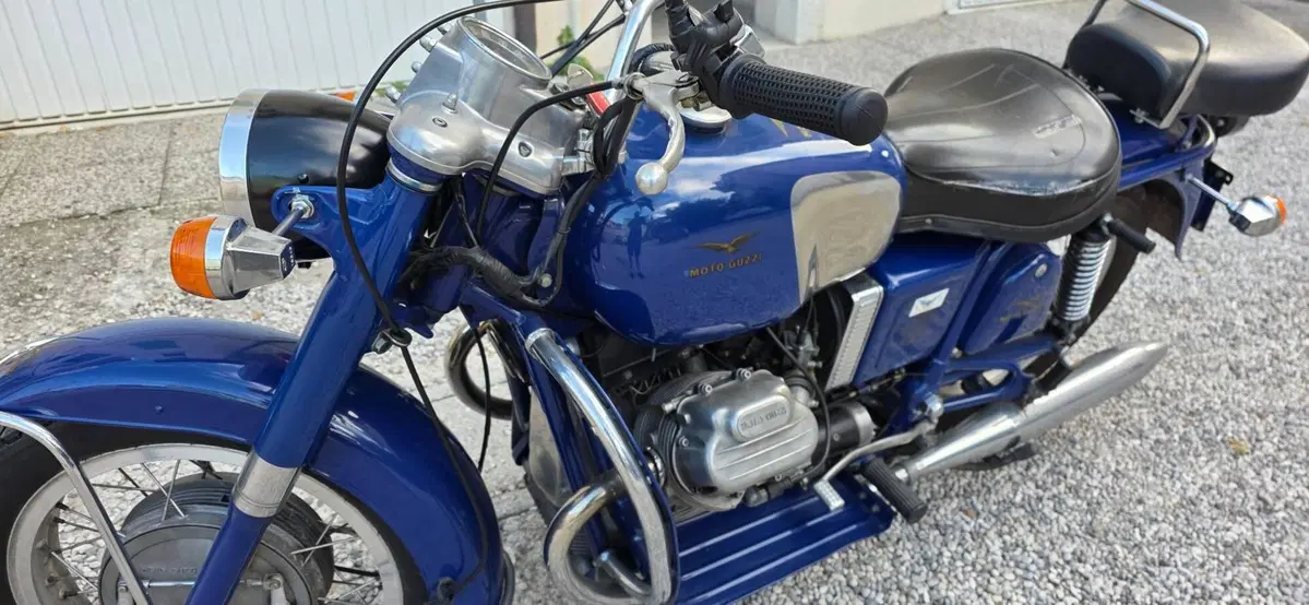 Moto Guzzi V7 700  (8)
