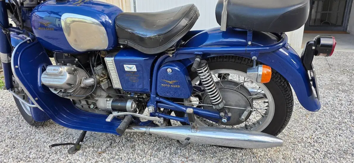 Moto Guzzi V7 700  (9)