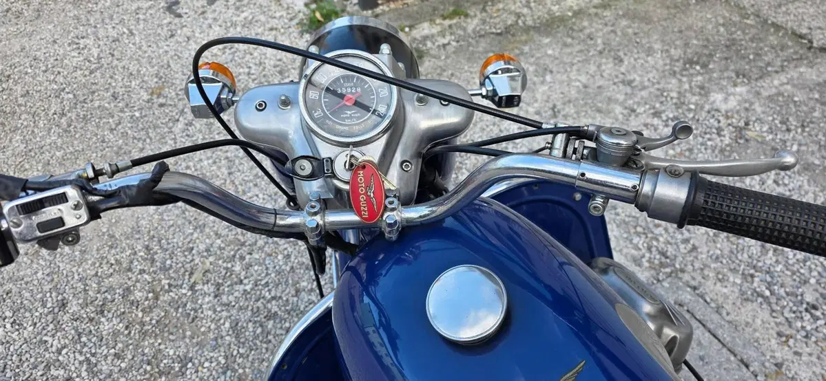 Moto Guzzi V7 700  (11)