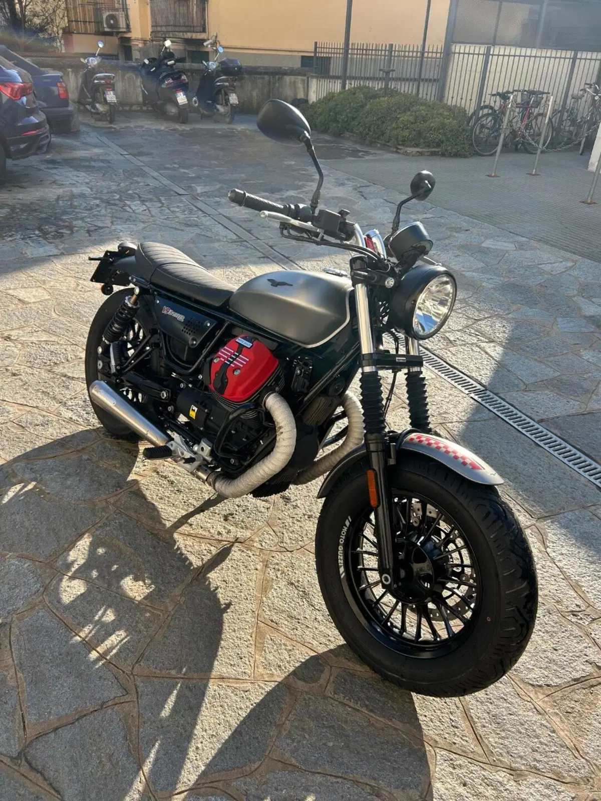Moto Guzzi V9 Bobber (2016 - 18) (2)