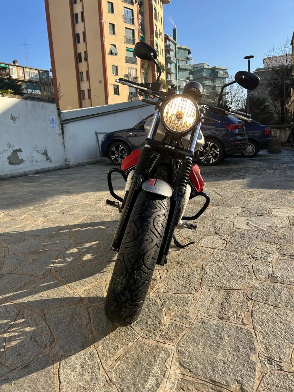 Moto Guzzi V9 Bobber (2016 - 18) (3)