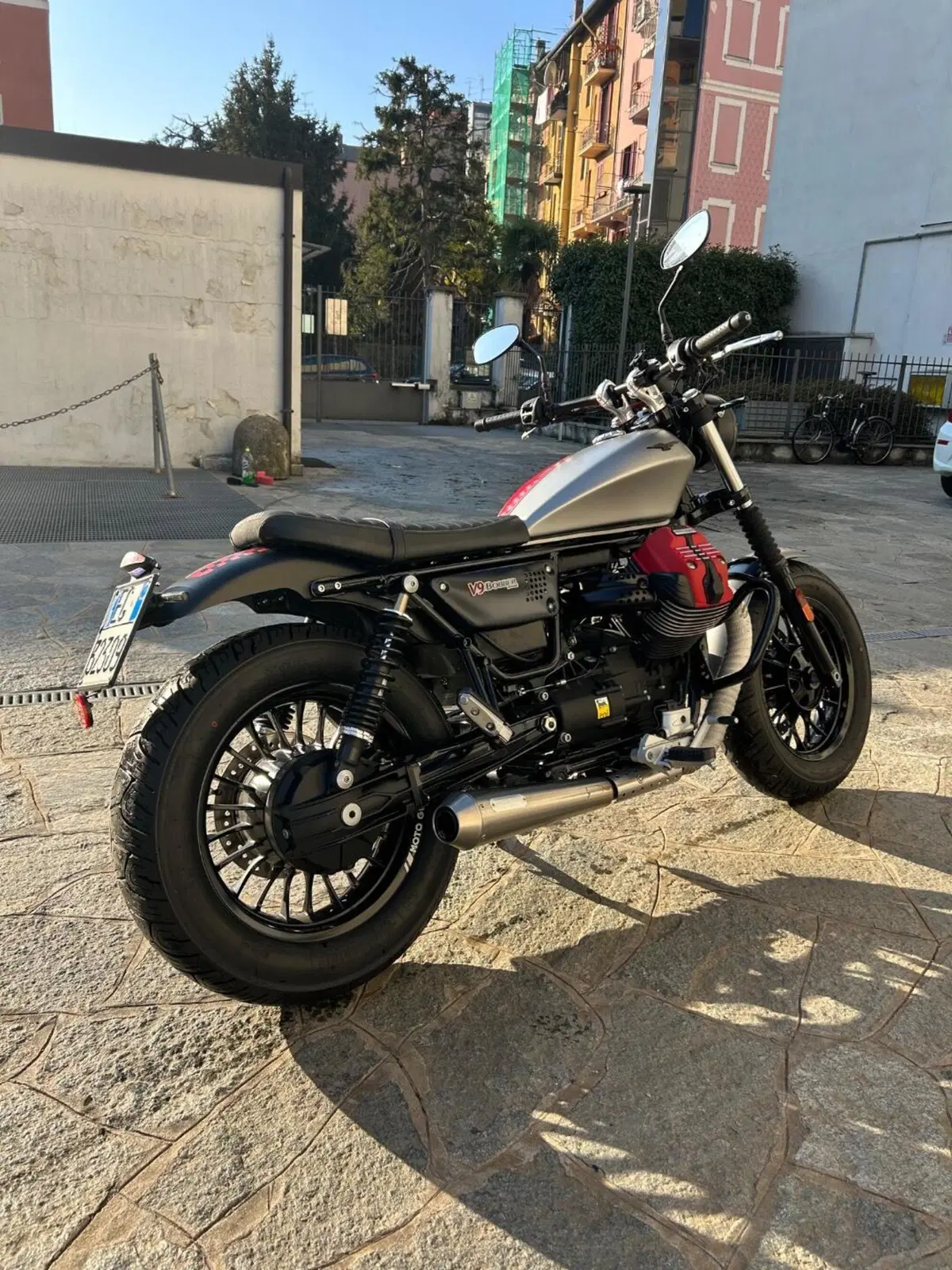 Moto Guzzi V9 Bobber (2016 - 18) (4)