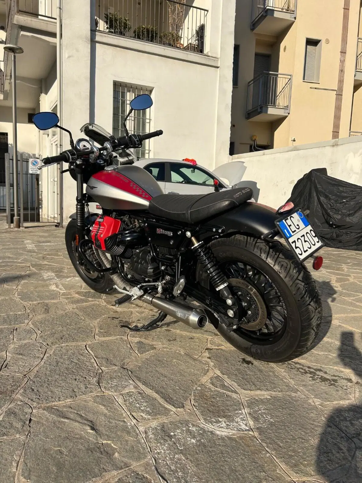 Moto Guzzi V9 Bobber (2016 - 18) (5)