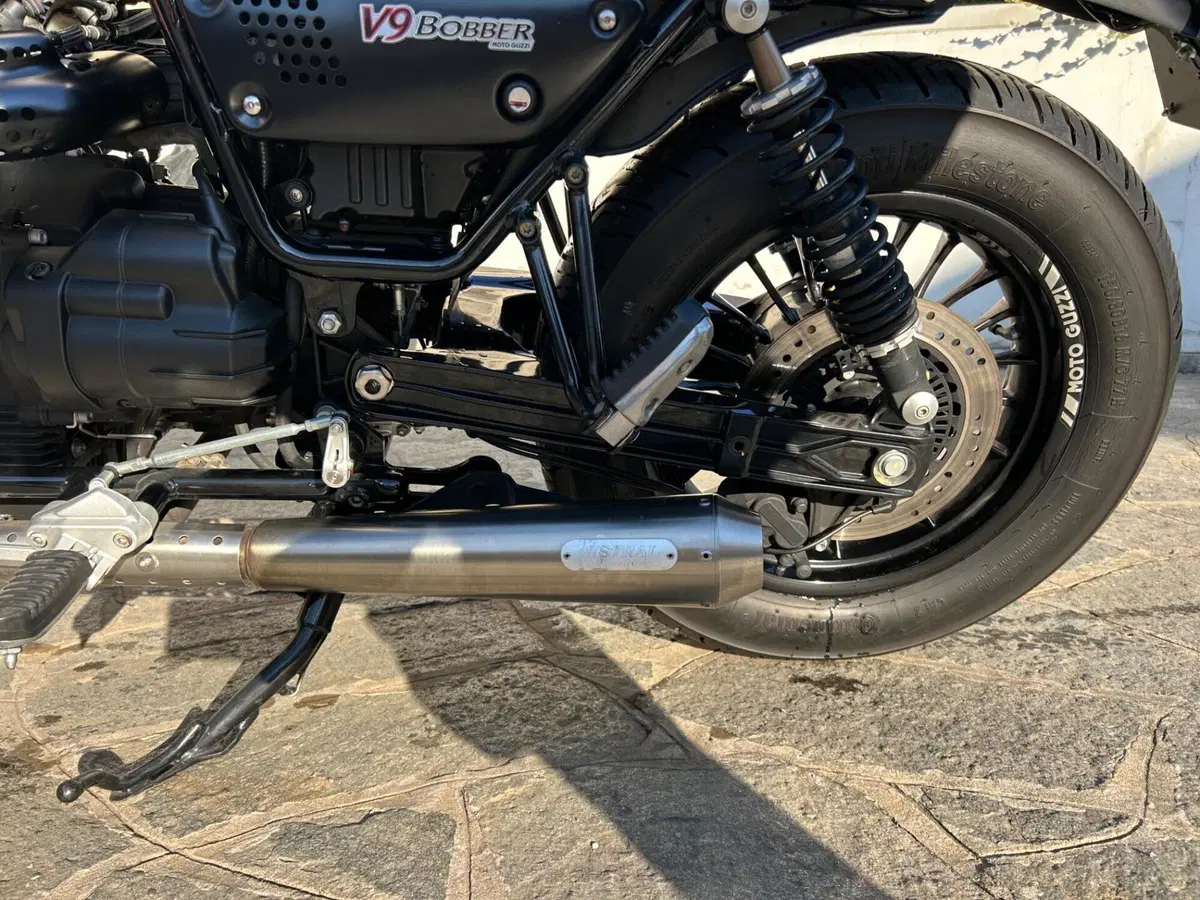 Moto Guzzi V9 Bobber (2016 - 18) (6)