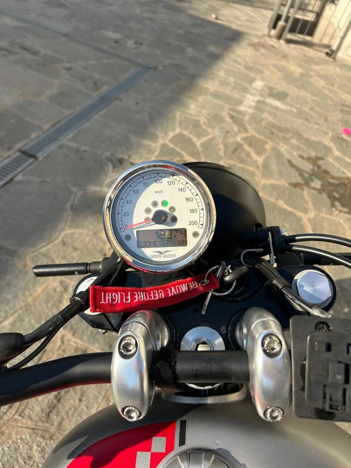 Moto Guzzi V9 Bobber (2016 - 18) (7)
