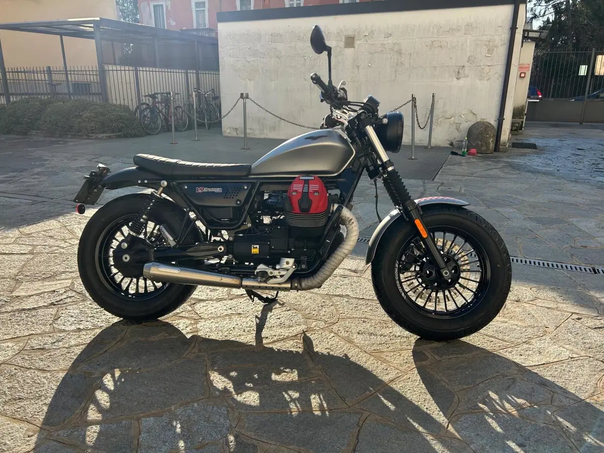 Moto Guzzi V9 Bobber (2016 - 18) (8)