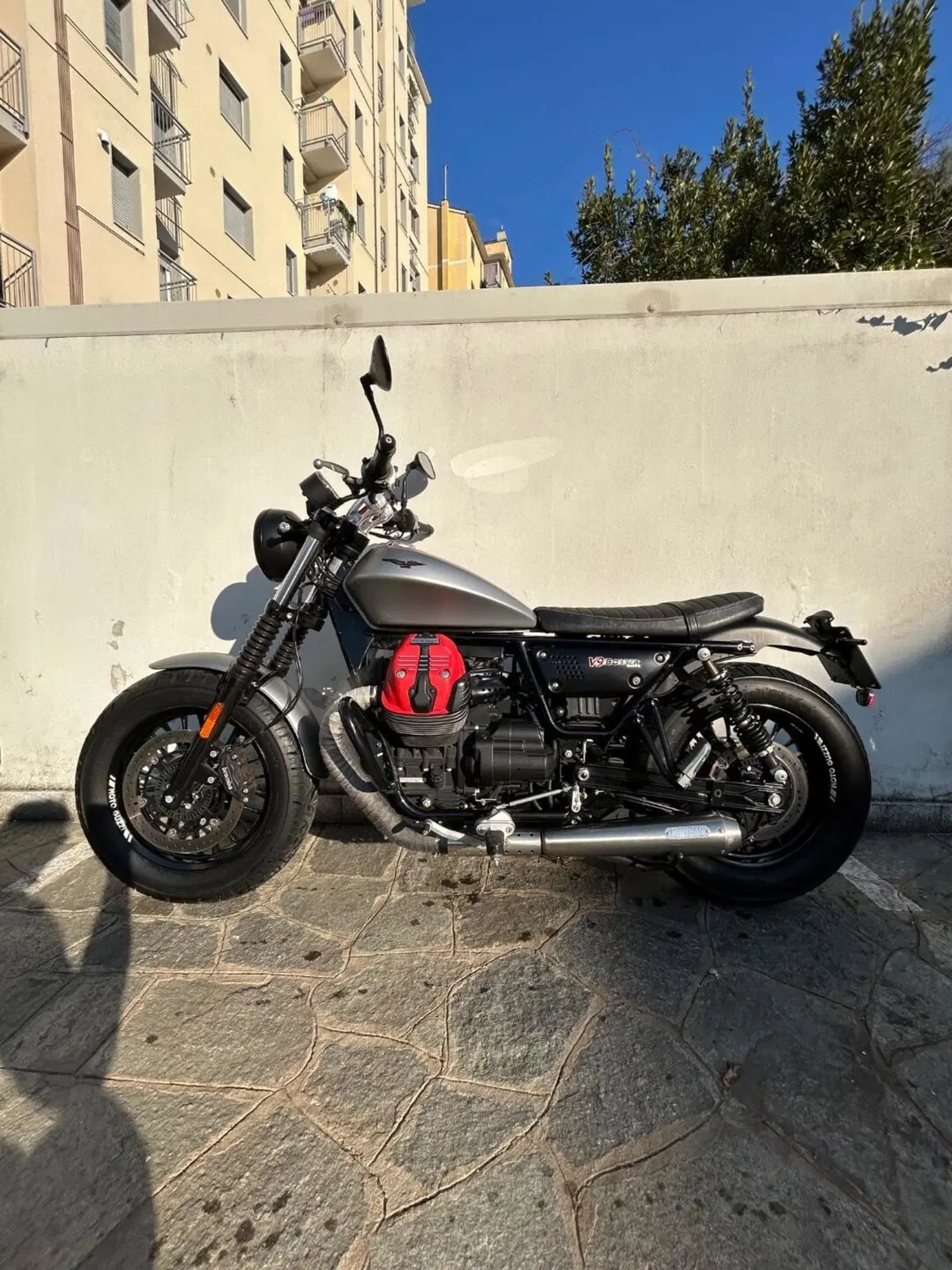 Moto Guzzi V9 Bobber (2016 - 18) (9)