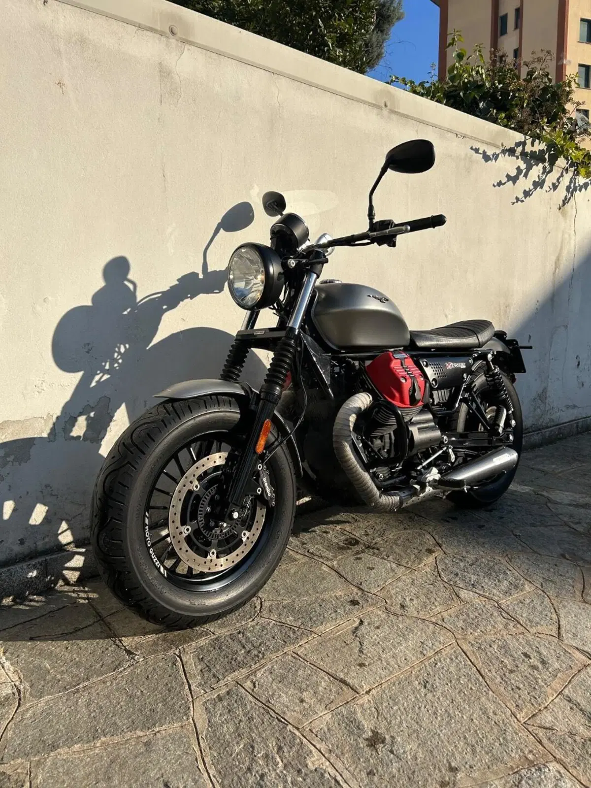 Moto Guzzi V9 Bobber (2016 - 18) (10)