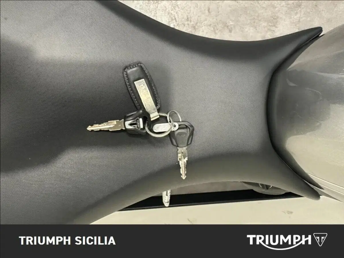 Triumph Street Triple 765 R (2023 - 26) (12)