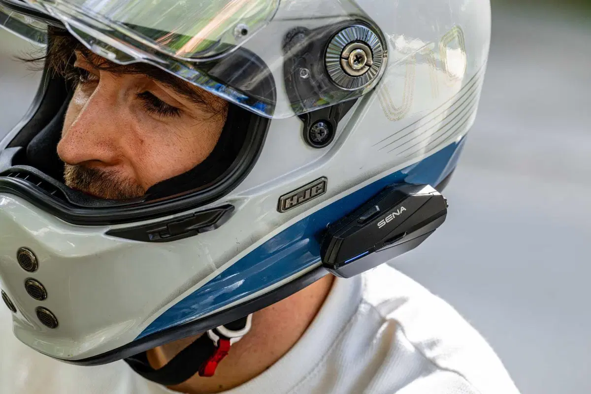 SENA Apex e Apex Plus, gli interfoni con batteria intercambiabile (3)