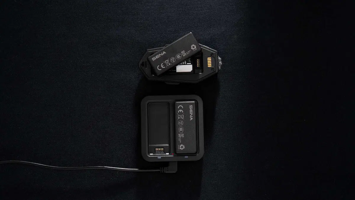 SENA Apex e Apex Plus, gli interfoni con batteria intercambiabile (15)