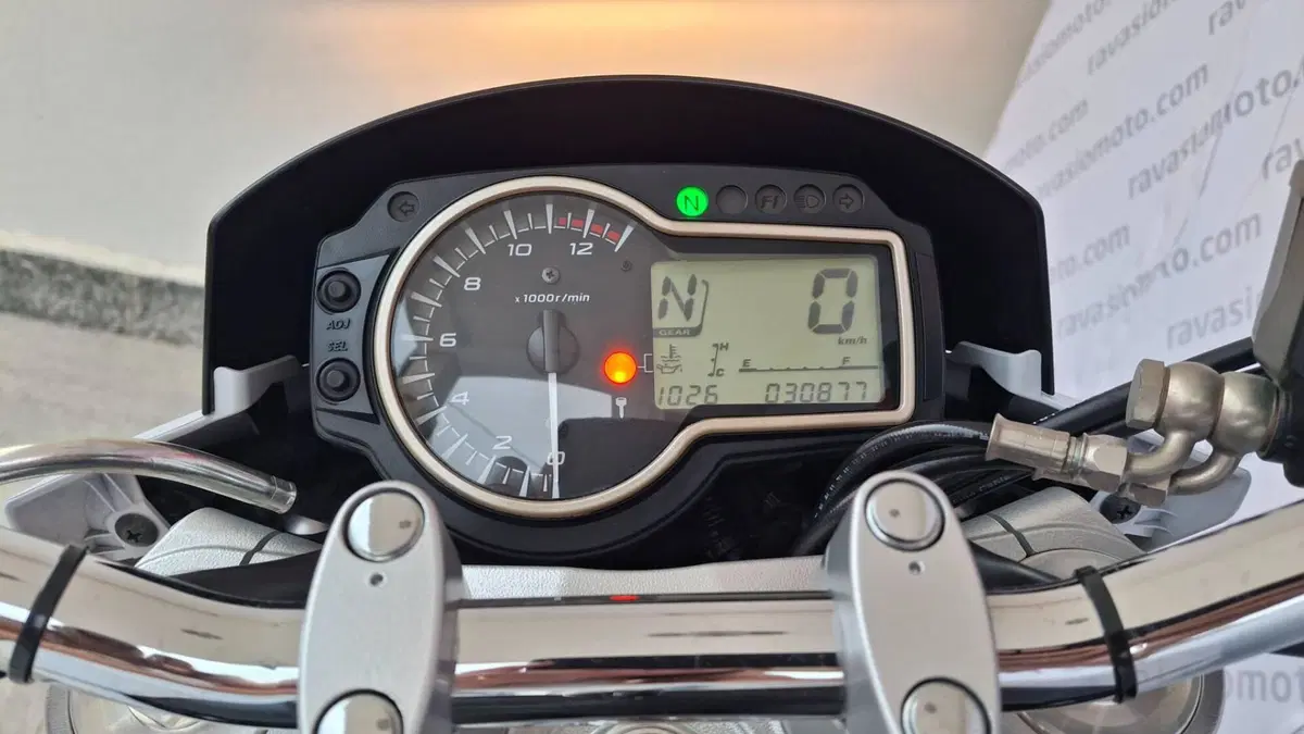 Suzuki GSR 750 (2010 - 15) (4)