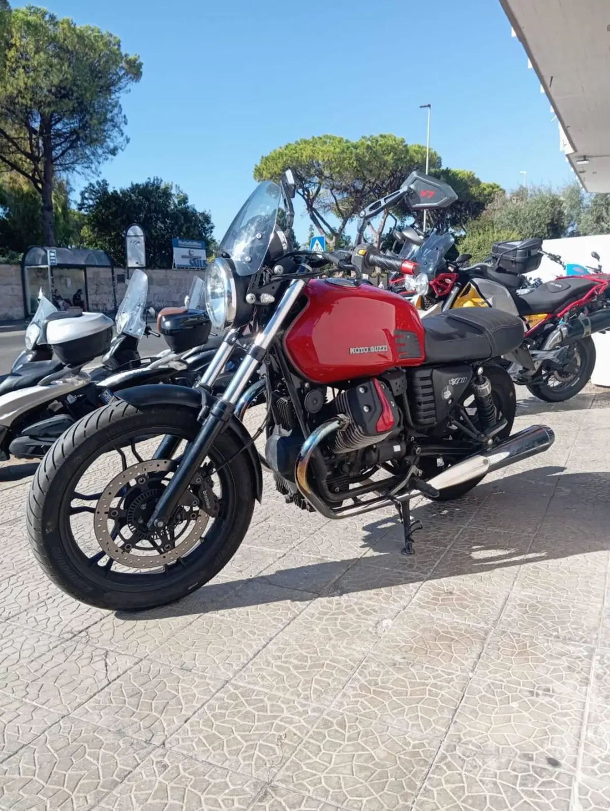 Moto Guzzi V7 II Stone (2015 - 17) (2)