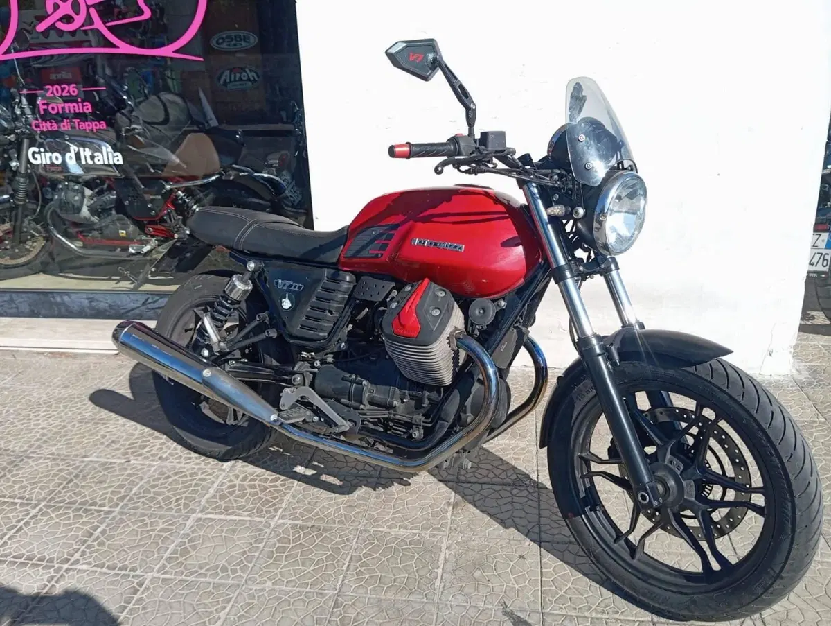 Moto Guzzi V7 II Stone (2015 - 17) (3)