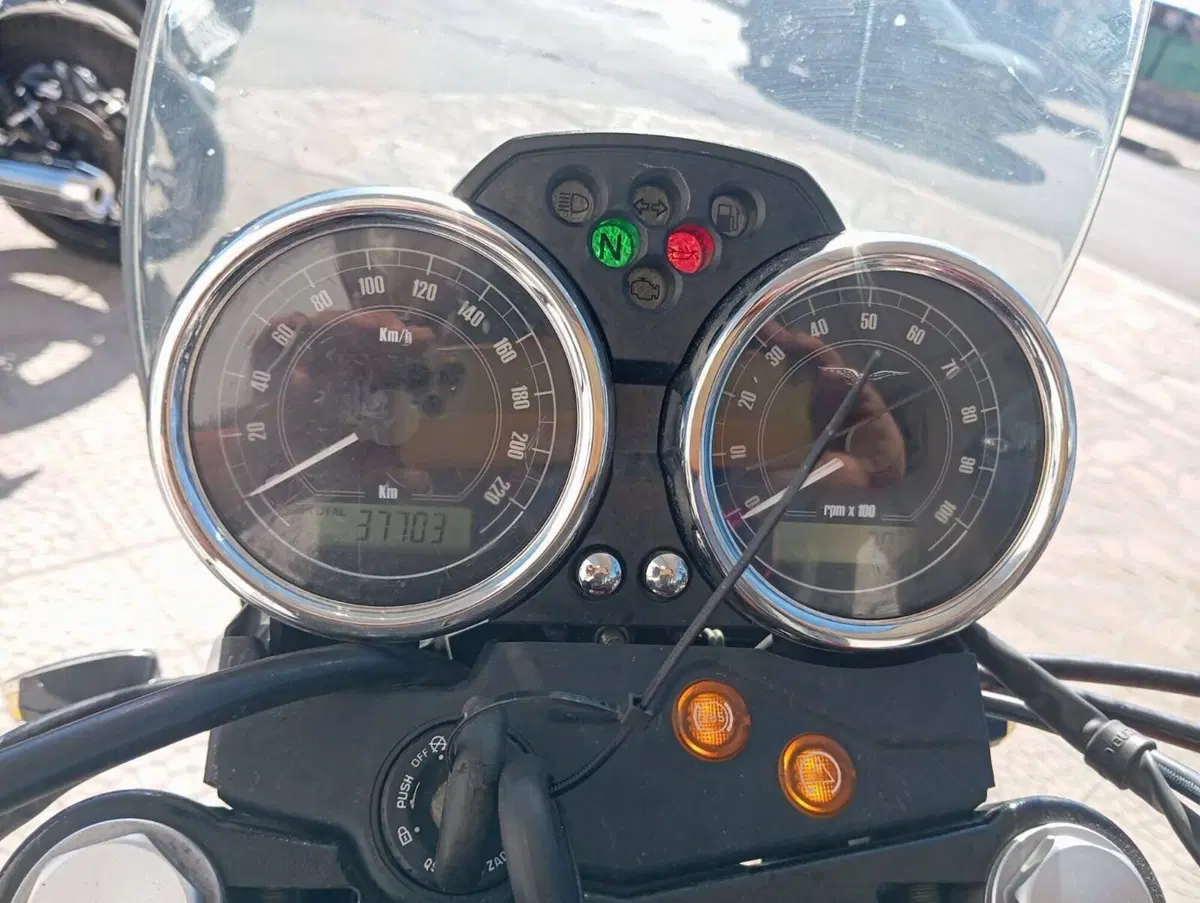 Moto Guzzi V7 II Stone (2015 - 17) (6)