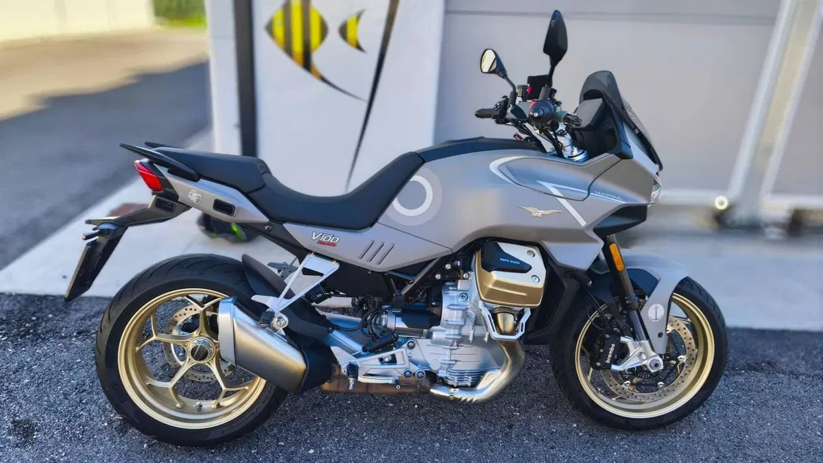 Moto Guzzi V100 Mandello Aviazione Navale (2023 - 24) (2)
