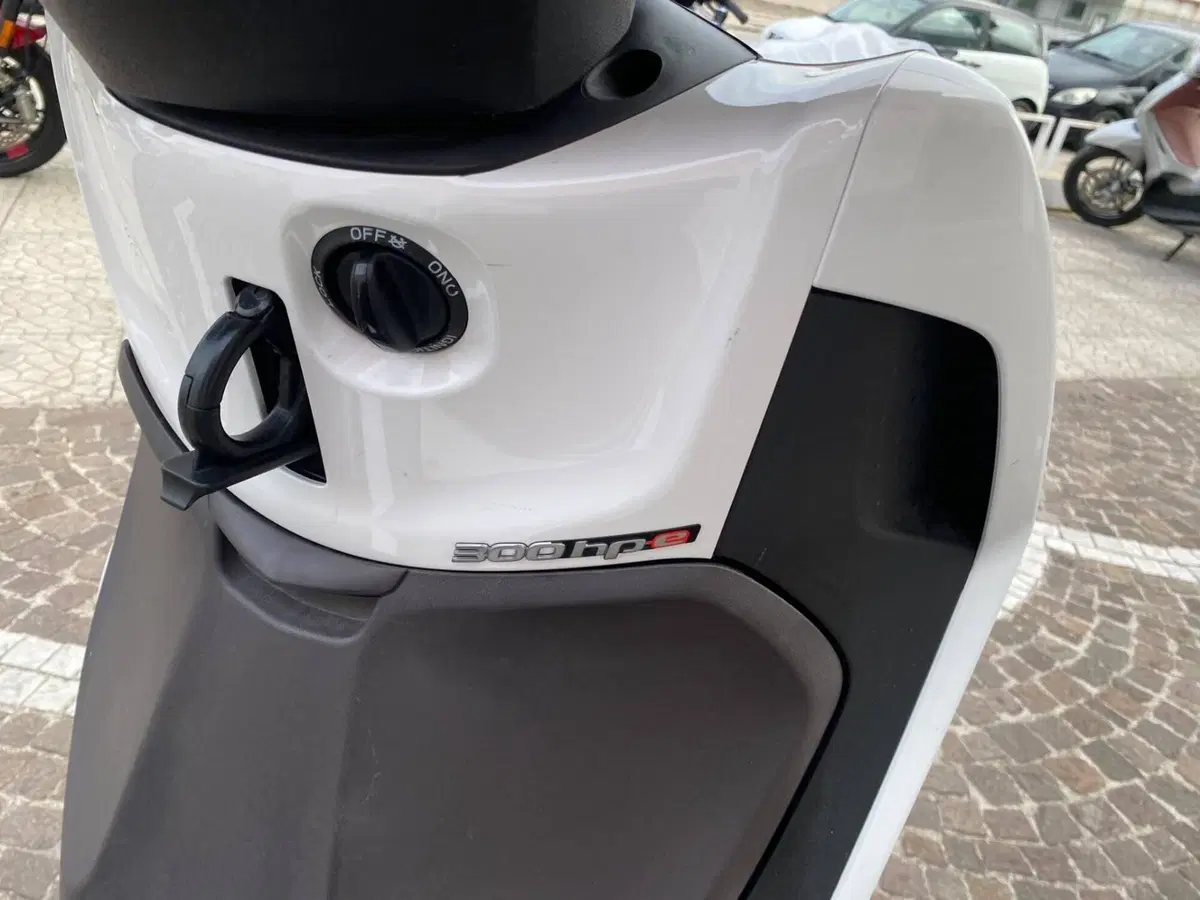 Piaggio Beverly 300 ABS-ASR (2021 - 25) (6)