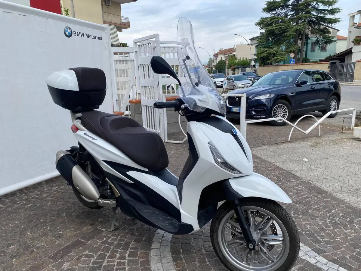 Piaggio Beverly 300 ABS-ASR (2021 - 25) (2)