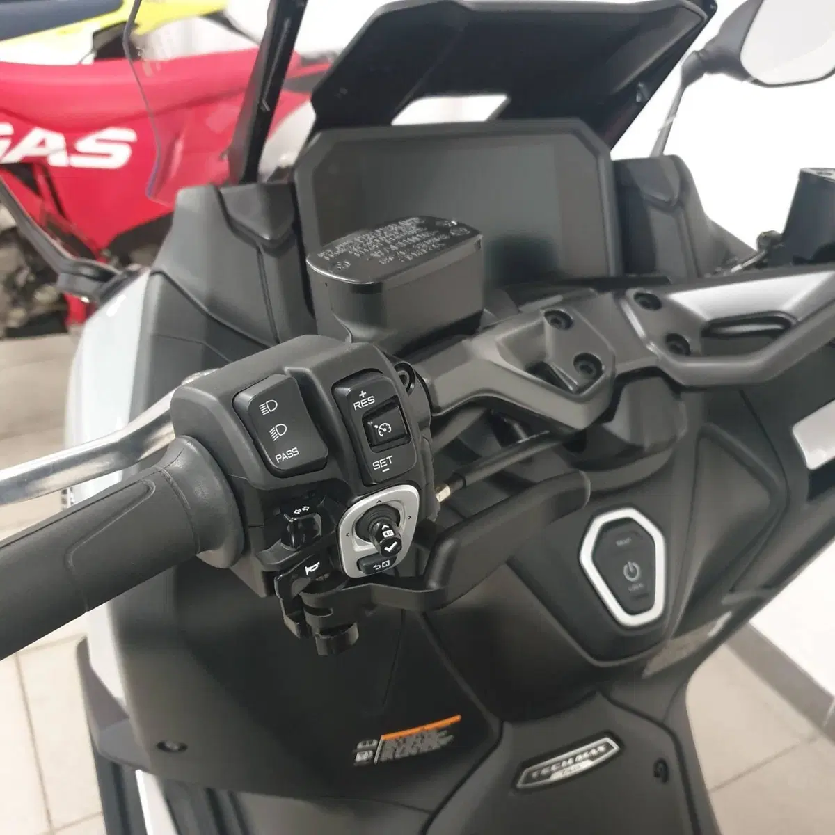 Yamaha T-Max 560 Tech Max (2025 - 26) (3)