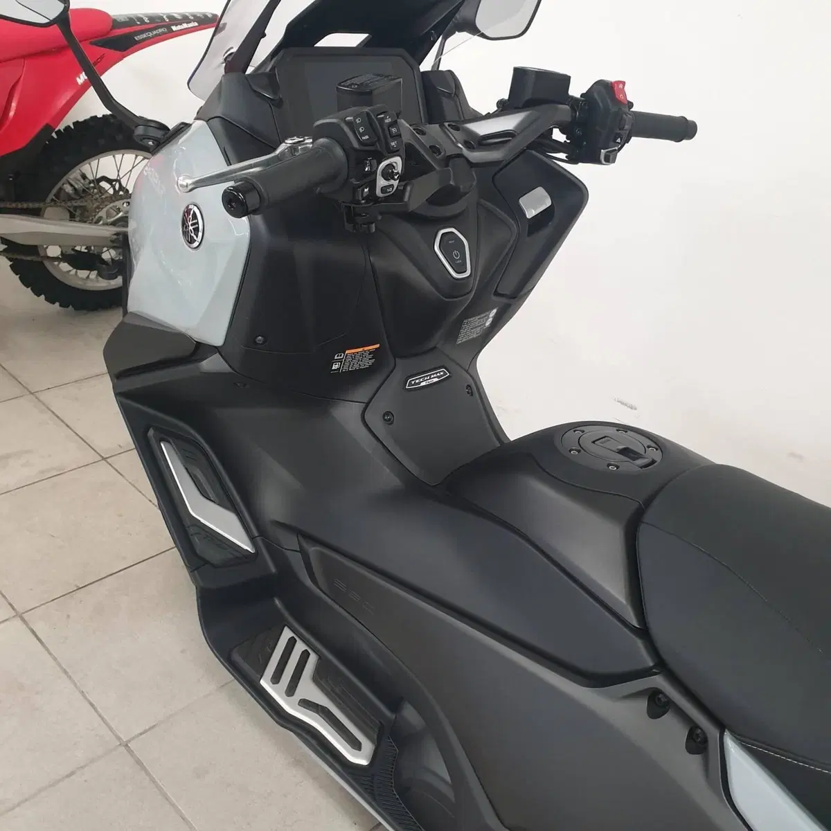 Yamaha T-Max 560 Tech Max (2025 - 26) (4)