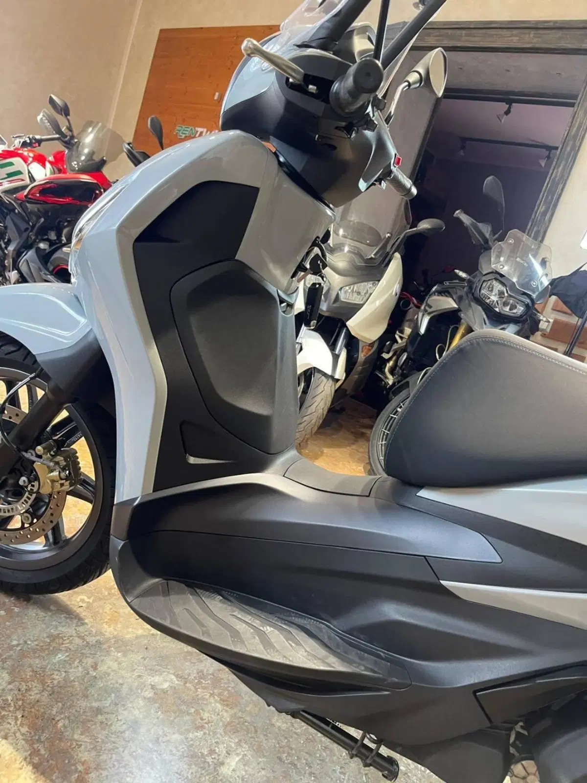 Piaggio Beverly 400 S (2025 - 26) (15)