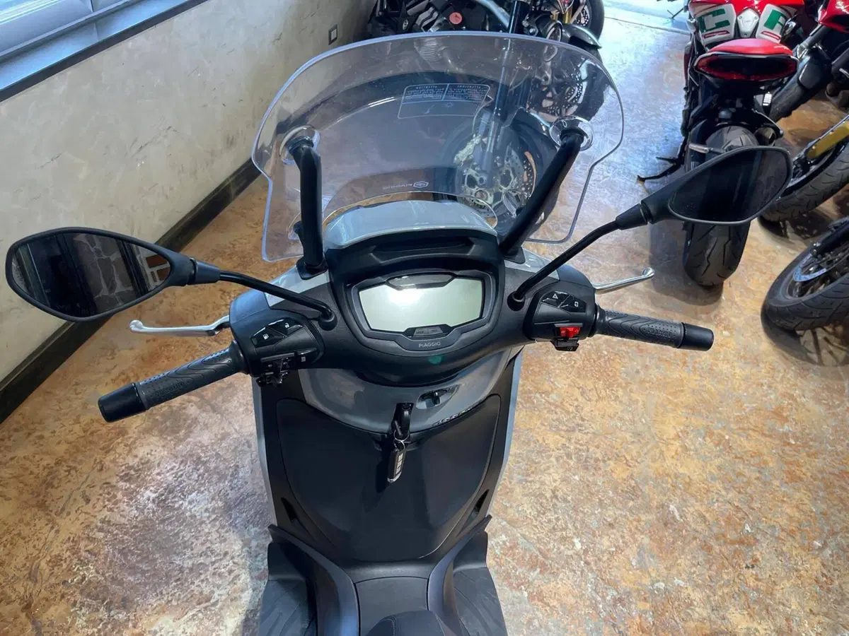 Piaggio Beverly 400 S (2025 - 26) (17)