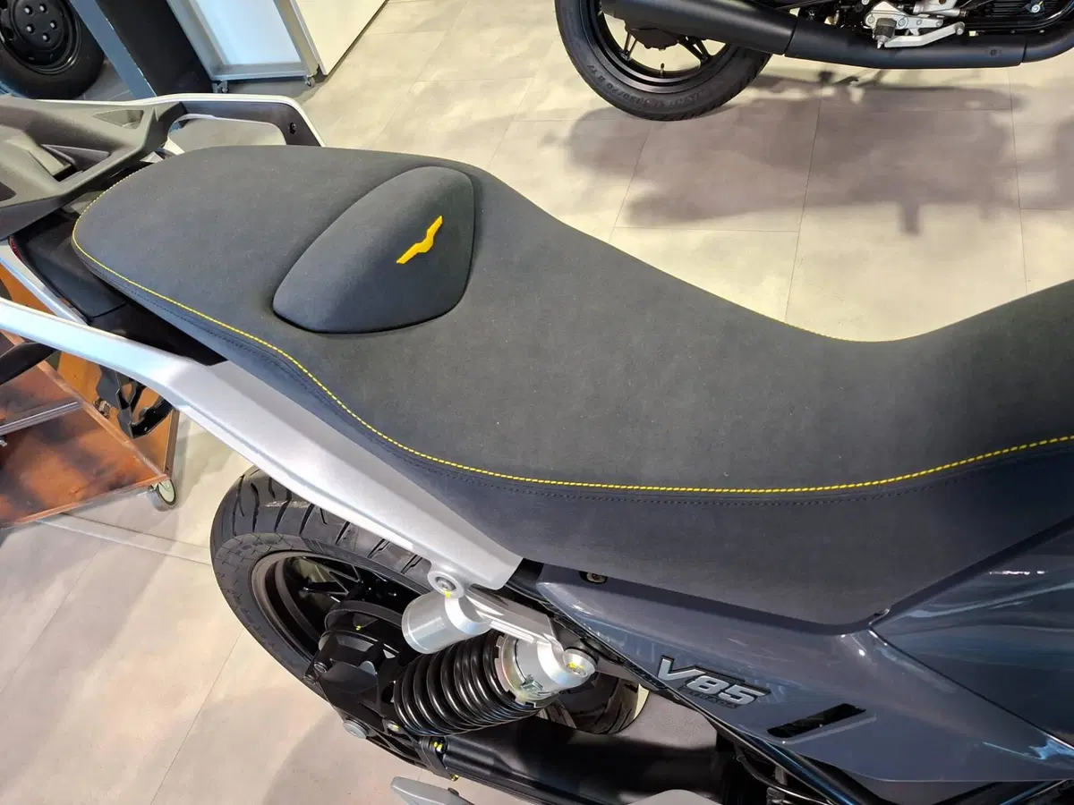 Moto Guzzi V85 Strada 105th Anniversary (2026) (4)