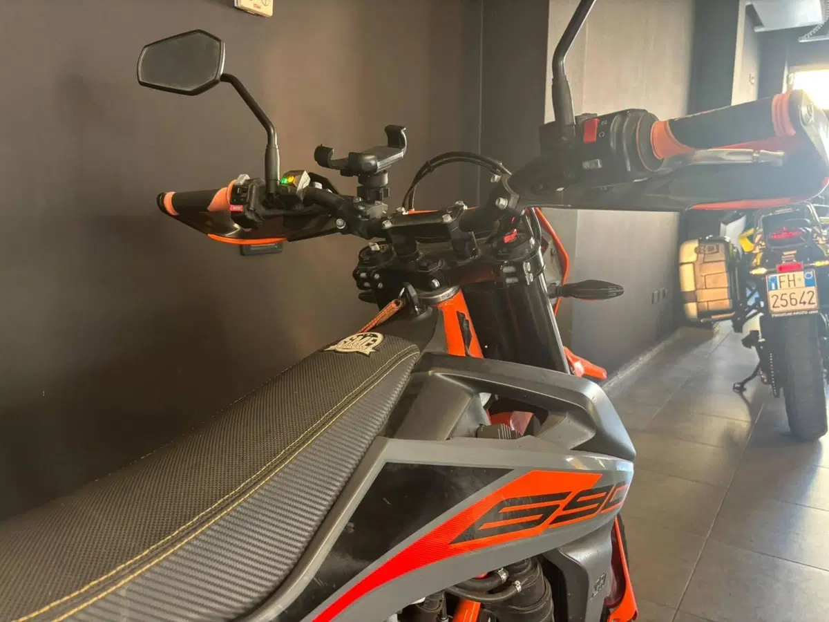 KTM 690 SMC R (2021 - 22) (5)