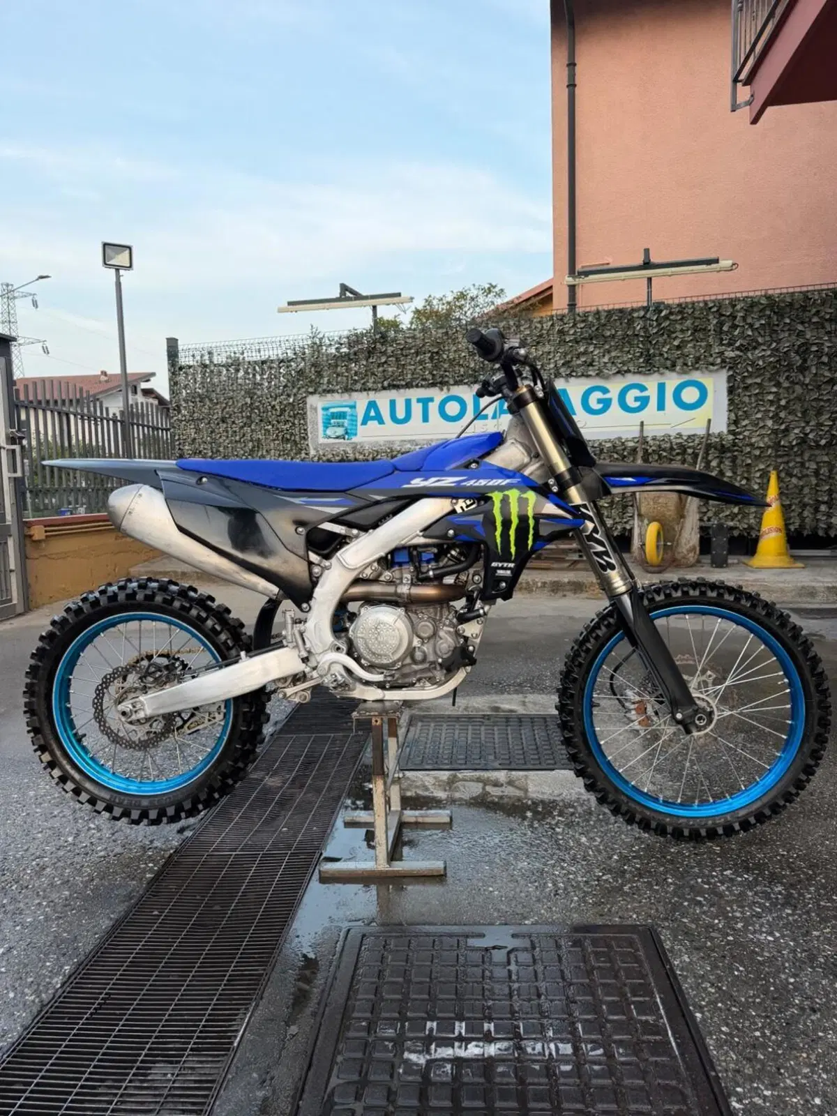 Yamaha YZ 450 F Monster Energy Yamaha Racing Edition (2025) (2)