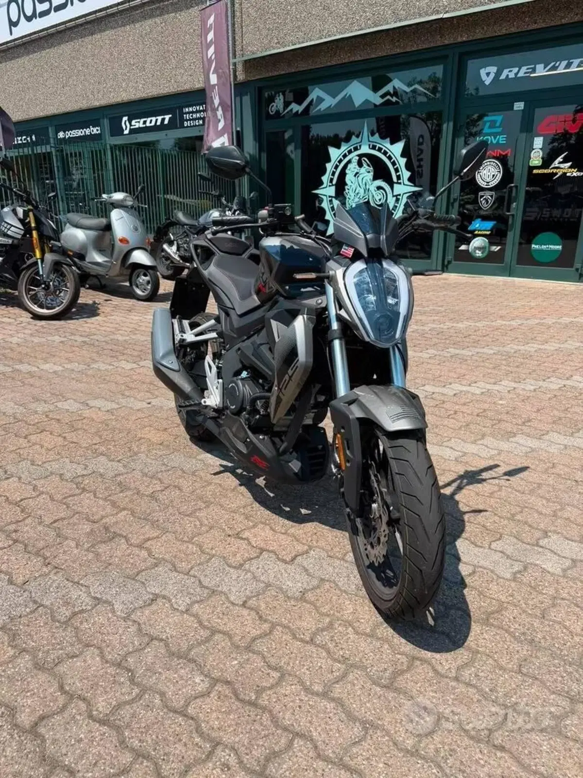 Um Italia Xtreet RS 125 (2023 - 26) (2)