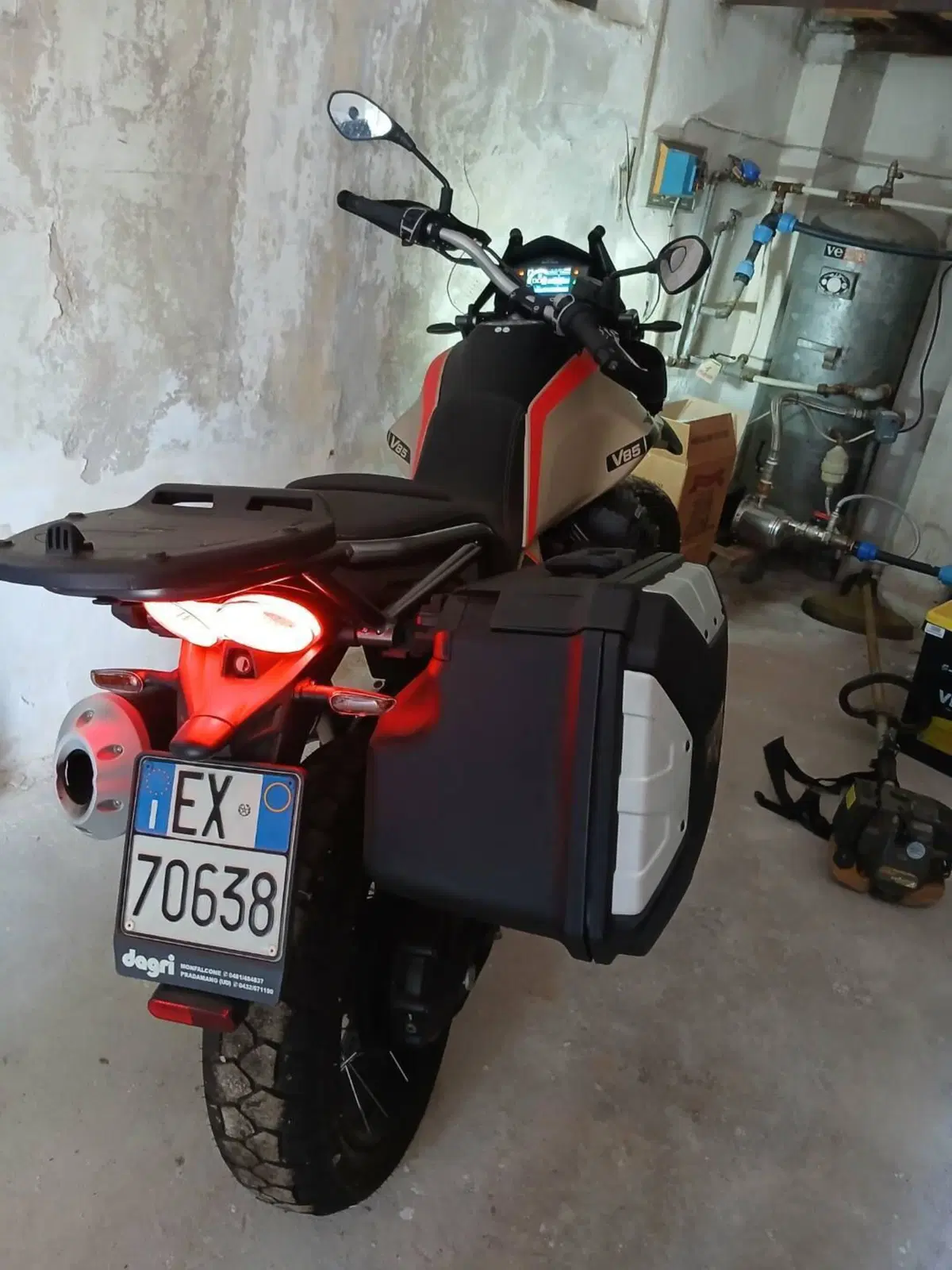 Moto Guzzi V85 TT Travel (2020) (2)