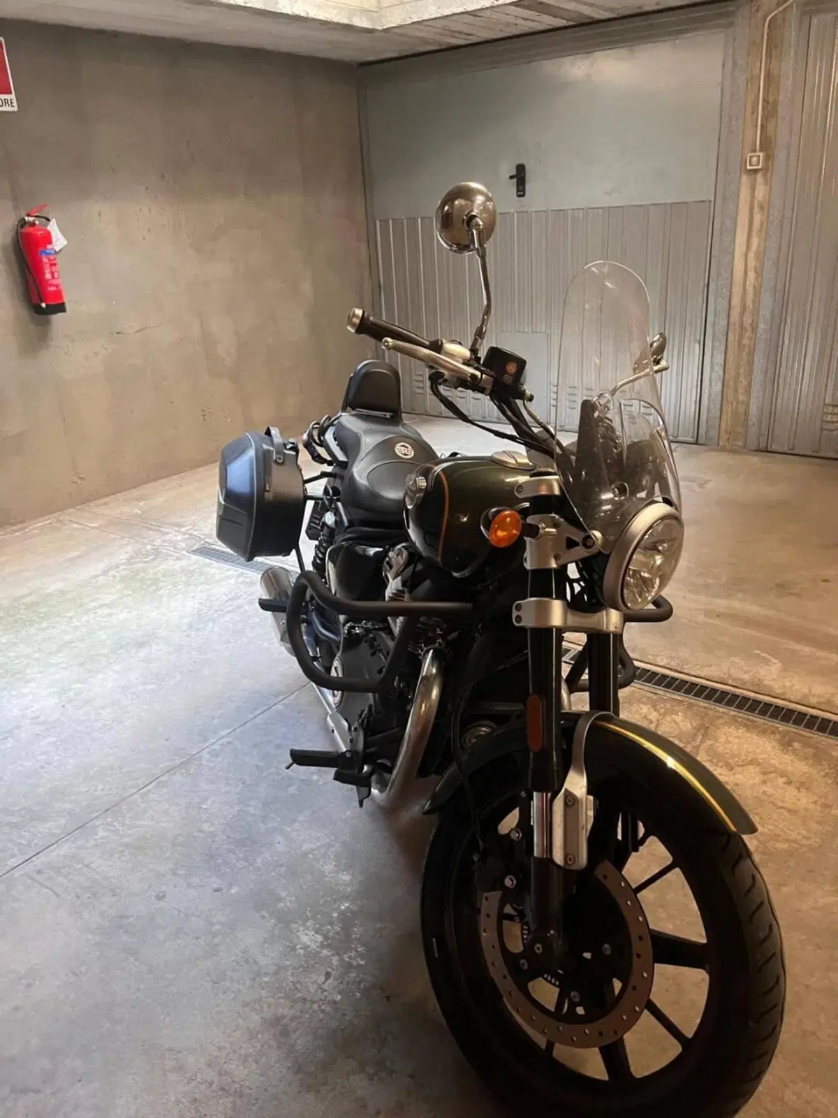 Royal Enfield Super Meteor 650 (2023 - 26) (4)