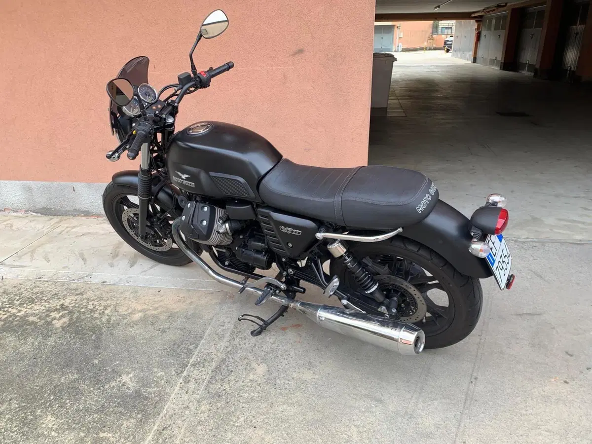 Moto Guzzi V7 II Stone (2015 - 17) (3)