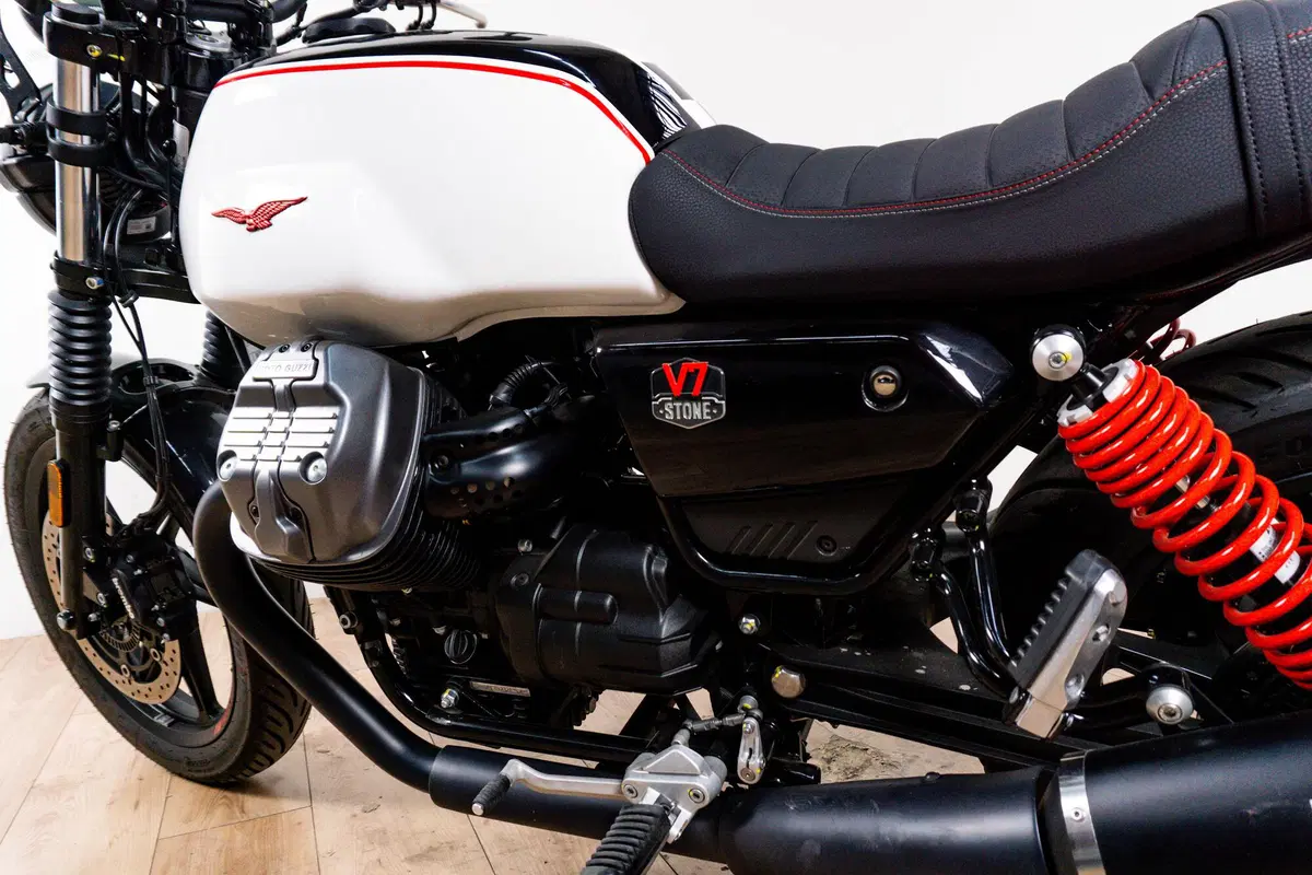 Moto Guzzi V7 850 Stone Special Abs (2021) (10)