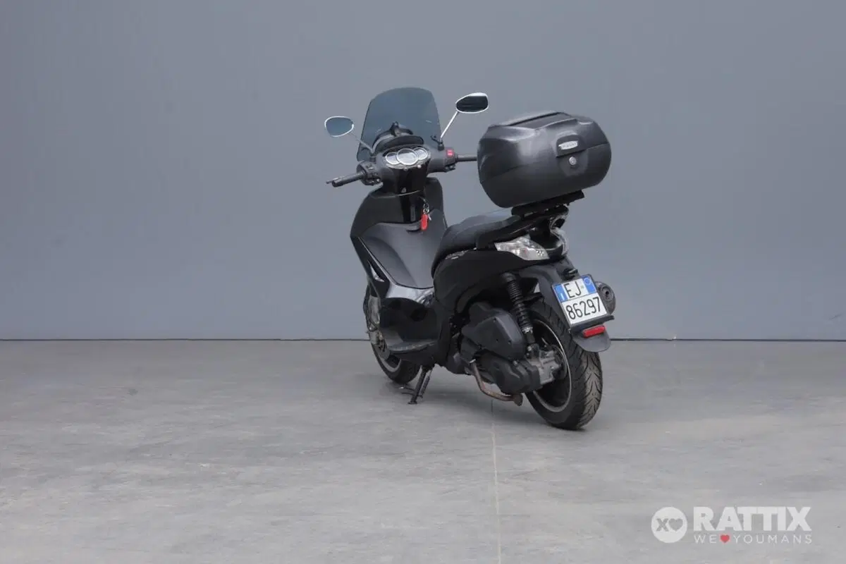 Piaggio Beverly 300 i.e. ABS-ASR (2016 - 20) (4)